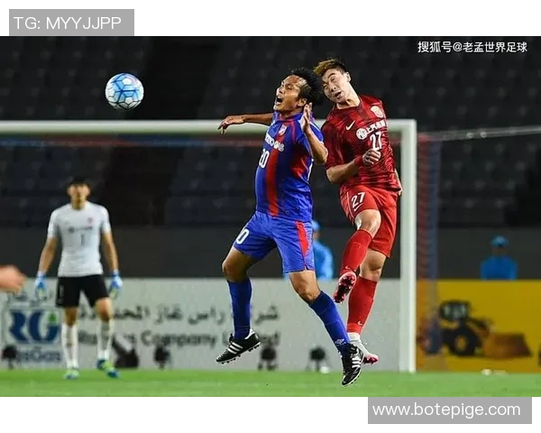 足球明星在海滩上展开激烈对抗赛引发热潮与欢呼声