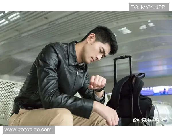 足球明星骑电动车出行引热议环保时尚新风尚引领潮流